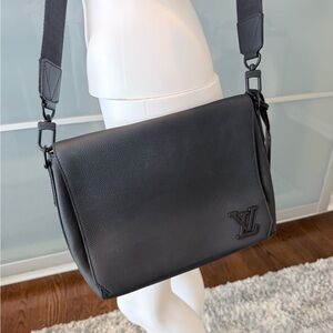 Louis Vuitton Aerogram Black Leather Messenger Crossbody Bag